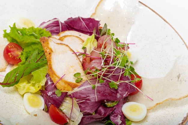 Ensalada de pollo en un plato blanco