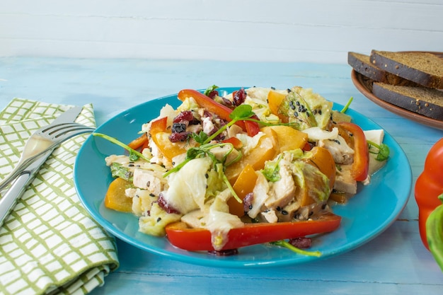 Ensalada con pollo y queso con pimiento verde caqui El concepto de comida dietética