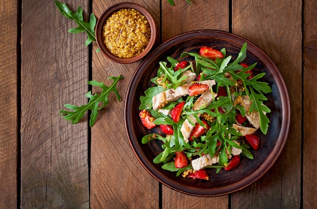 Ensalada de pollo con rúcula y fresas