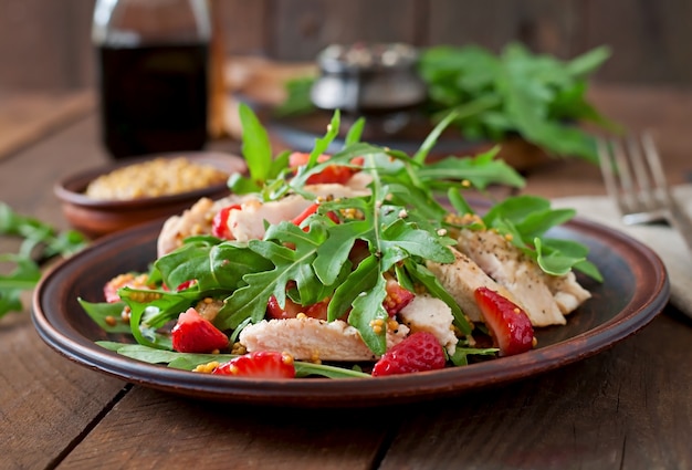 Ensalada de pollo con rúcula y fresas