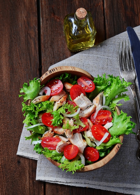 Ensalada de pollo, tomate cherry y cebolla.