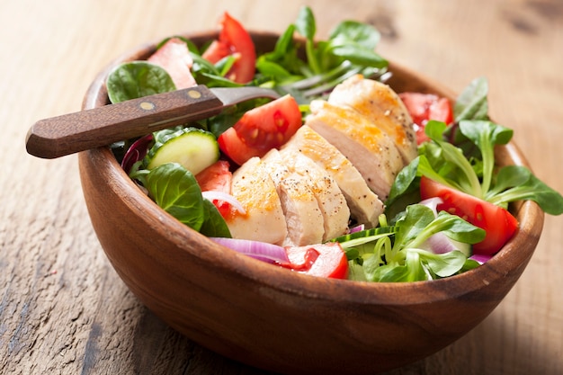 Ensalada de pollo con tomate y pepino