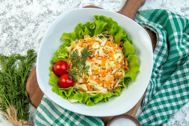 Ensalada de pollo vista superior dentro de la placa sobre la superficie de la luz