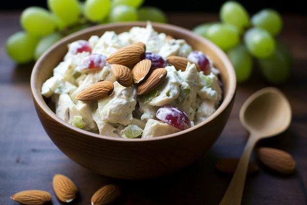 Ensalada de pollo de yogur griego con uvas y almendras