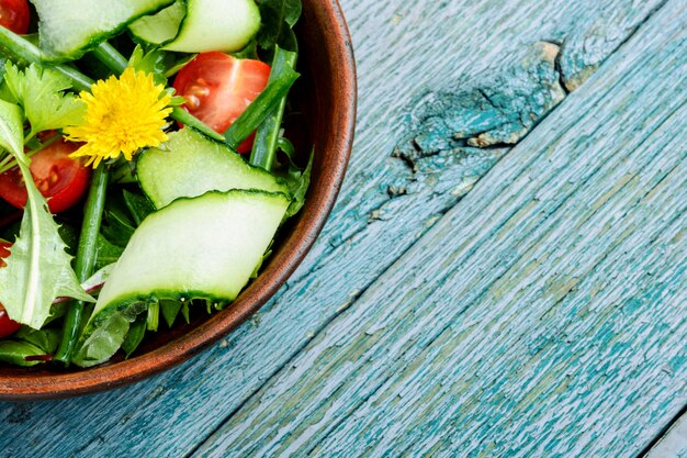 Ensalada de primavera con diente de león