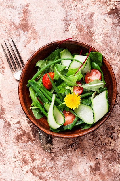 Ensalada de primavera con diente de león