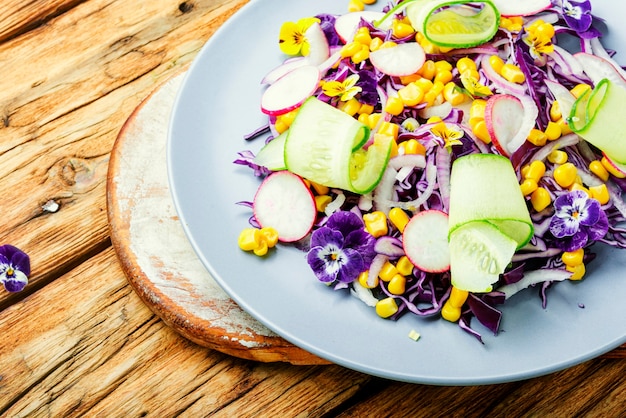 Ensalada de primavera con flores comestibles.