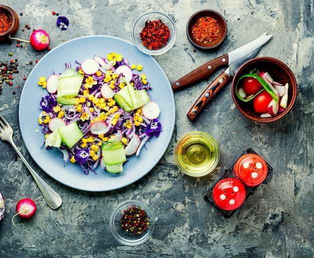 Ensalada de primavera con flores comestibles.