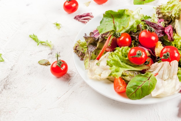 Ensalada de primavera con lechuga y tomate