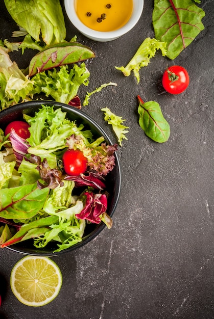 Ensalada de primavera con lechuga y tomate