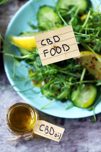 Ensalada de primavera con microgreens, limón y pepino con semillas y la adición de aceite de CBD.