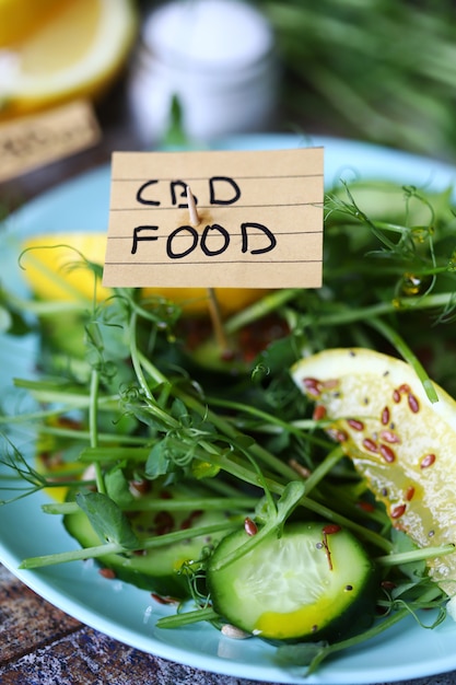 Ensalada de primavera con microgreens, limón y pepino con semillas y la adición de aceite de CBD.