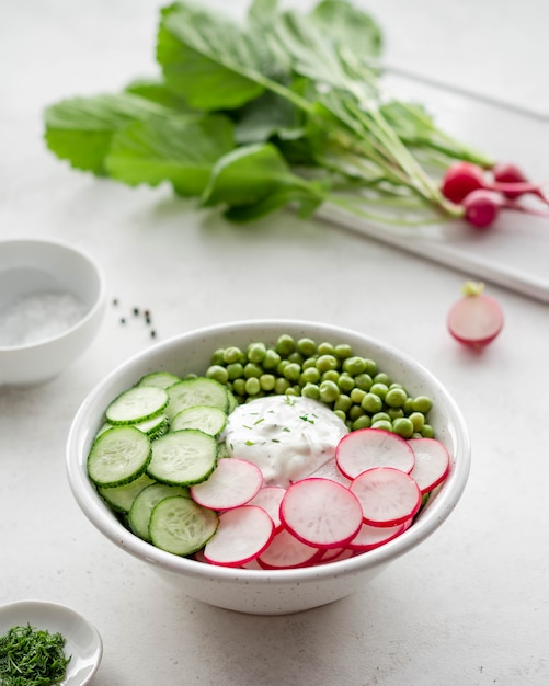 Ensalada De Primavera Con Pepinos De Rábano Y Guisantes Verdes