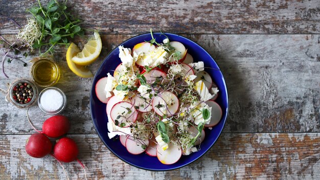 Ensalada de primavera con rábano y microgreens.