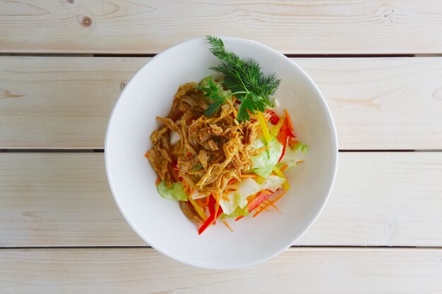 Ensalada de primavera con repollo, pimiento y carne