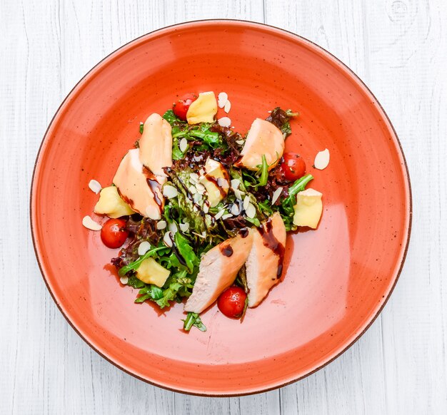 Ensalada de primavera Superficie de la mesa de madera.