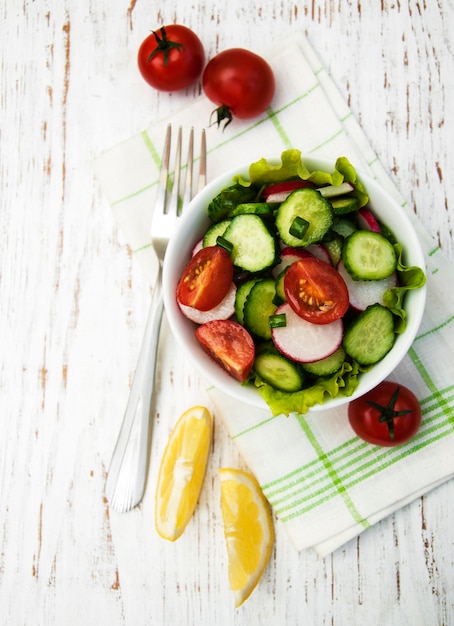 Ensalada De Primavera Con Tomate, Pepinos Y Rábanos.