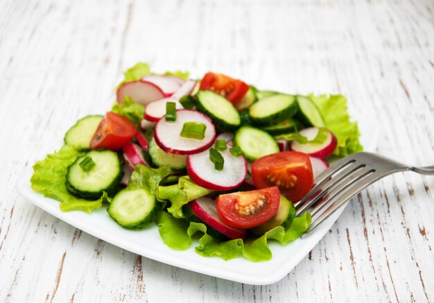 Ensalada De Primavera Con Tomate, Pepinos Y Rábanos.