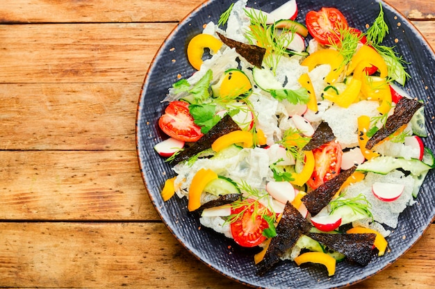 Ensalada de primavera vegetariana con verduras frescas, espacio de copia