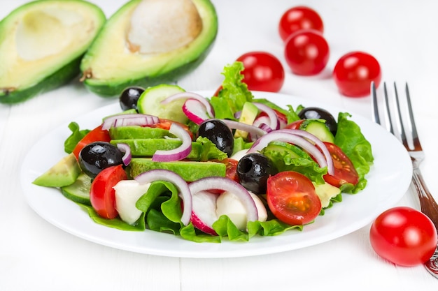 Ensalada de primavera con verduras frescas en un plato blanco