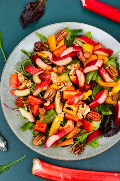 Ensalada de primavera con verduras de ruibarbo y nueces