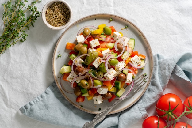 Ensalada de pueblo griego horiatiki con queso feta y verduras, comida mediterránea vegetariana, comida dietética baja en calorías, vista superior