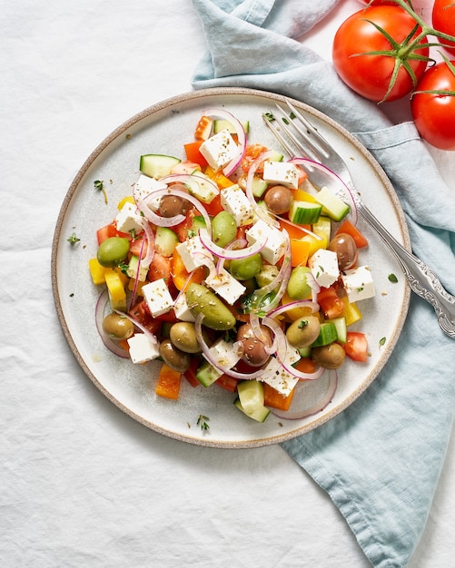 Ensalada de pueblo griego horiatiki con queso feta y verduras vertical, espacio de copia