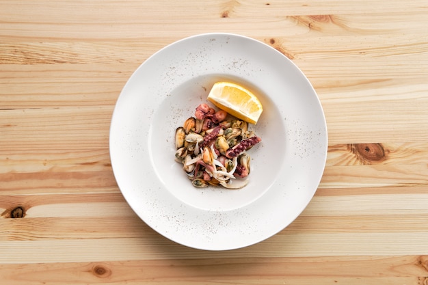 Ensalada de pulpo, gambas y mejillones