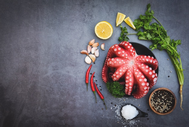 Ensalada de pulpo en placa negra para mariscos cocidos, calamar sepia pulpo fresco