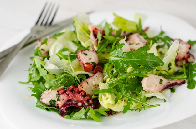 Ensalada de pulpo en plato blanco