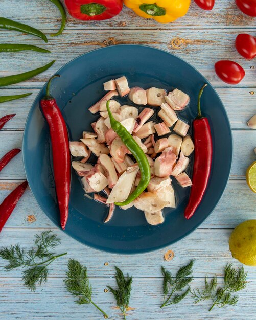 Ensalada de pulpo sobre fondo de madera azul