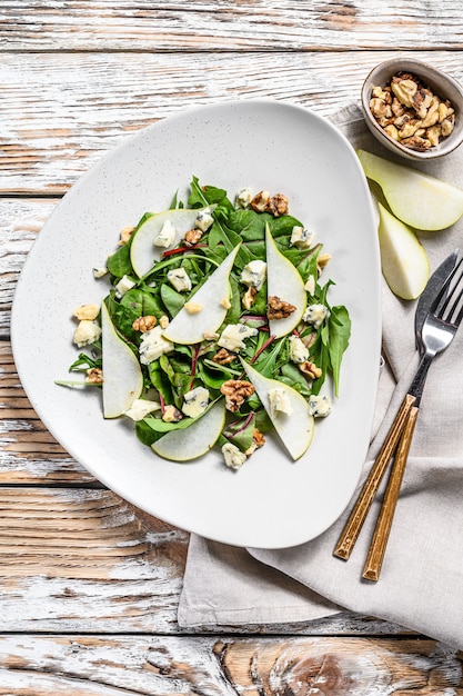 Ensalada con queso azul, peras, nueces, acelgas y rúcula