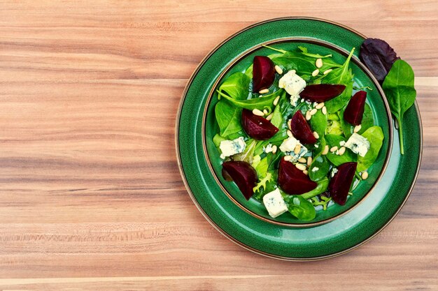 Ensalada con queso azul de remolacha y piñones