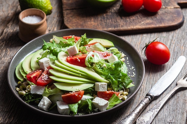 Ensalada con queso feta aguacate y tomates en un bol