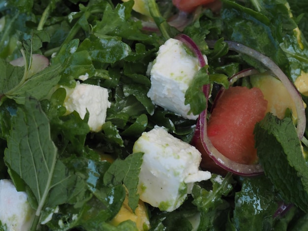 Una ensalada con queso feta y cebolla