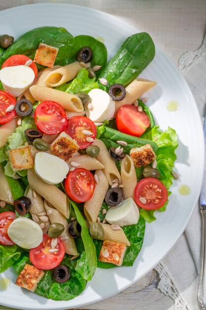 Foto ensalada con queso feta en mesa de madera