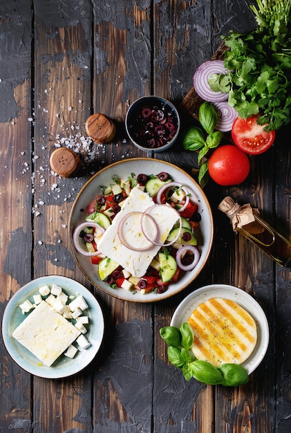 Ensalada De Queso Feta En Tazón De Cerámica