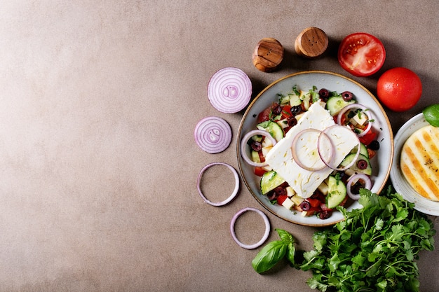 Ensalada De Queso Feta En Tazón De Cerámica