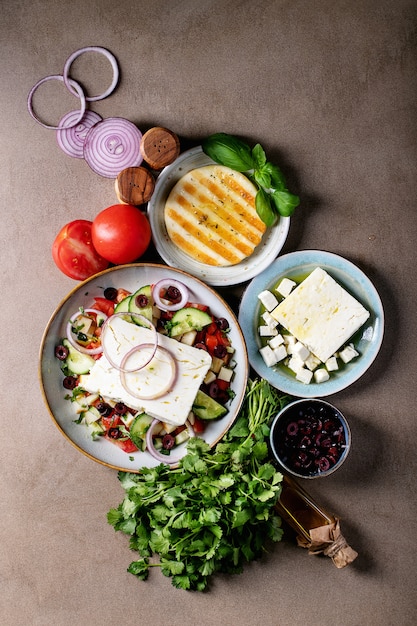 Ensalada De Queso Feta En Tazón De Cerámica