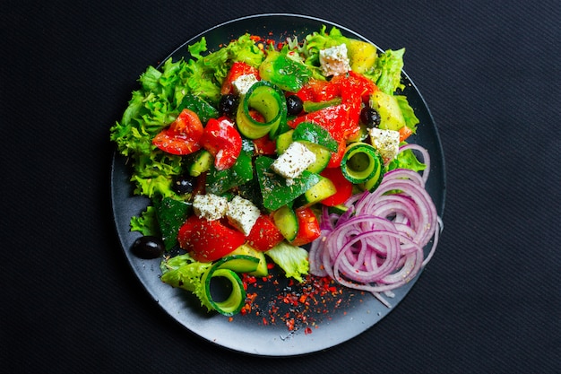 Ensalada con queso feta. vista superior. espacio libre para su texto.