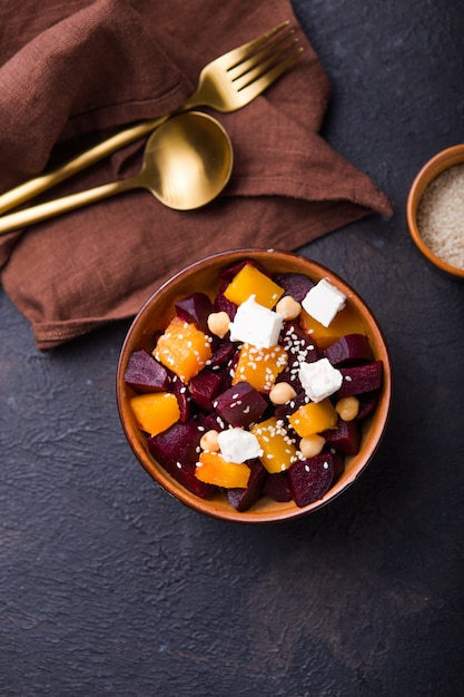 Ensalada con queso y fruta en mesa moderna