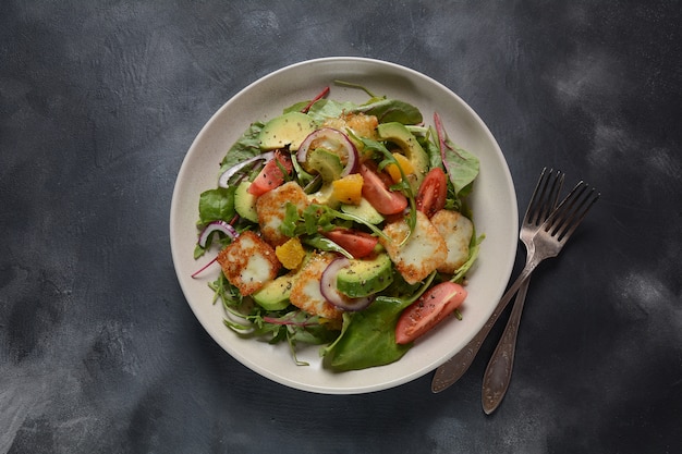 Ensalada con queso halloumi a la parrilla y verduras