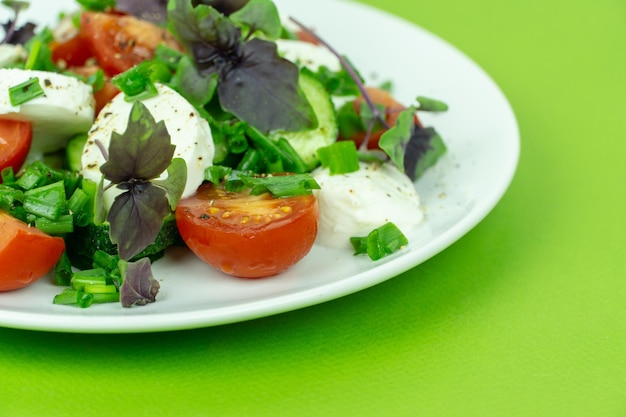 Una ensalada con queso mozzarella y tomates