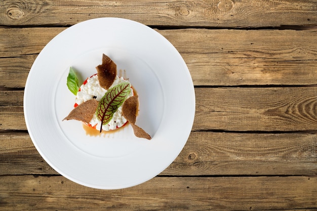 Ensalada con queso en plato blanco