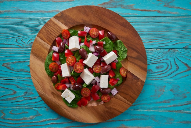 Ensalada De Queso Con Tomate De Espinacas Y Aceitunas