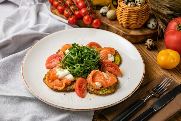 Ensalada con queso, tomates en crutones sobre una mesa de madera