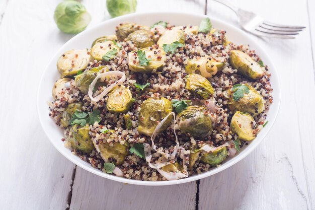 Ensalada de quinoa con coles de Bruselas y puerro