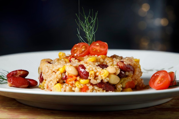 Ensalada de quinoa con frijoles cherry y hierbas