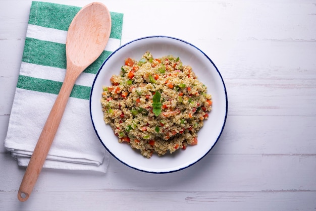 Ensalada de quinoa peruana orgánica con verduras