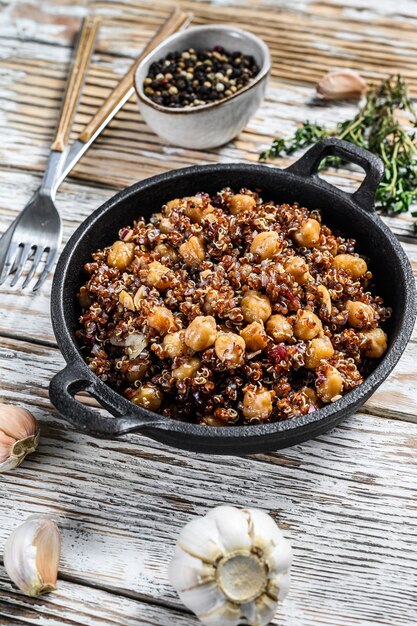 Ensalada de quinoa roja con garbanzos y tomillo. Super comida. Fondo blanco. Vista superior.